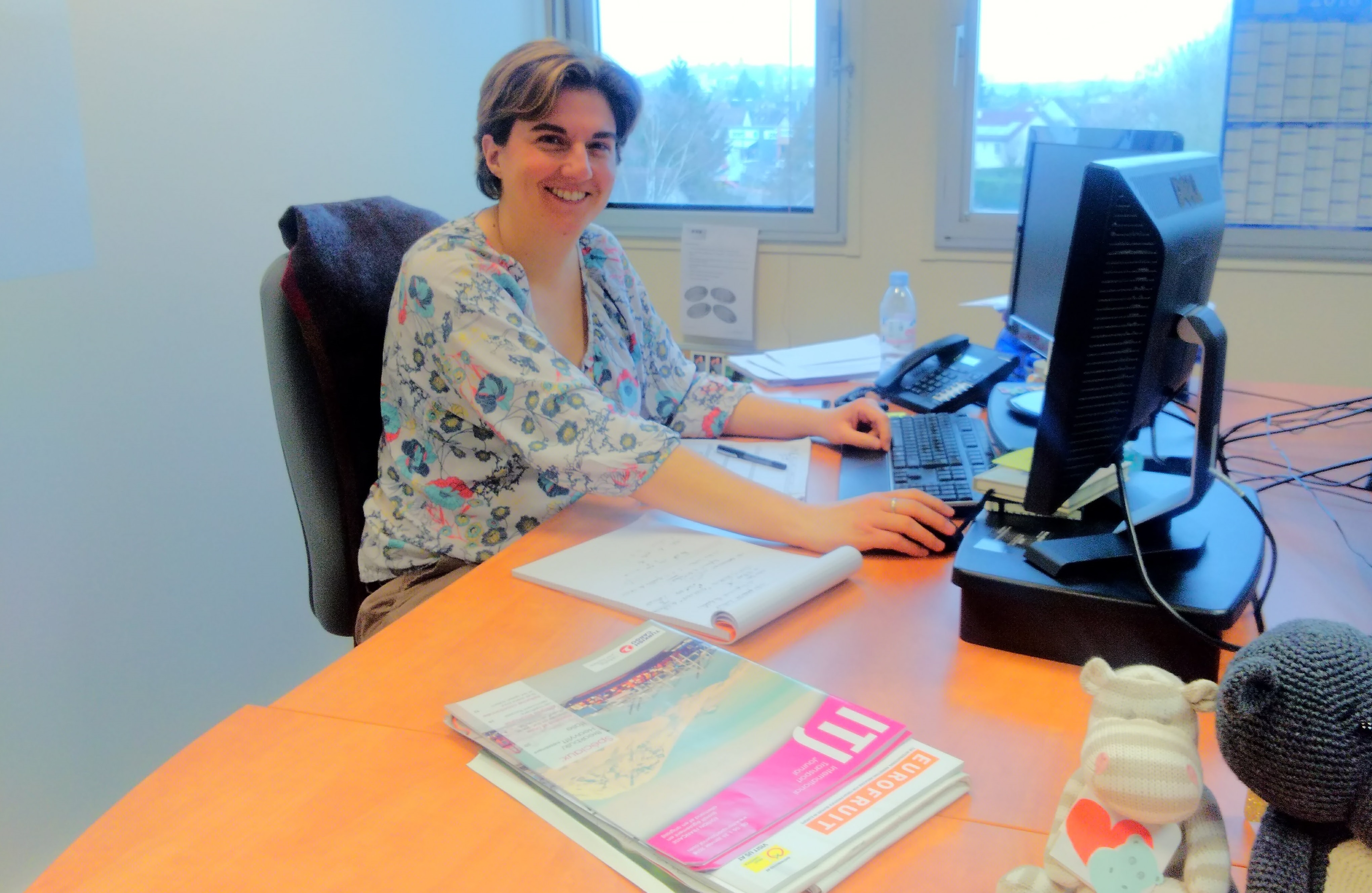 Marina sur son poste de travail